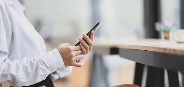 joven empresaria con smartphone de pantalla en blanco