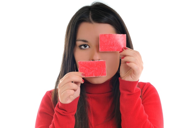 Foto joven empresaria sostenga un pequeño papel rojo aislado