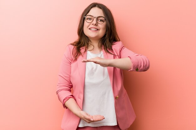 Joven empresaria sosteniendo algo con ambas manos