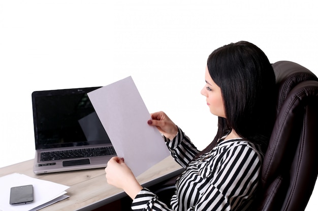 Joven empresaria sosteniendo un documento feliz aislado en blanco