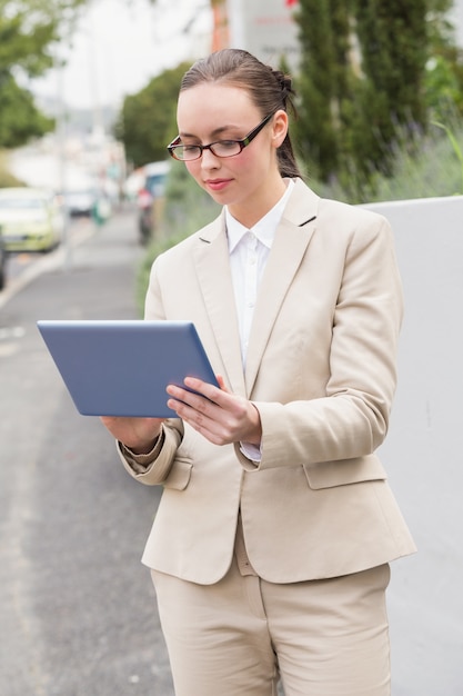 Joven empresaria con tablet pc