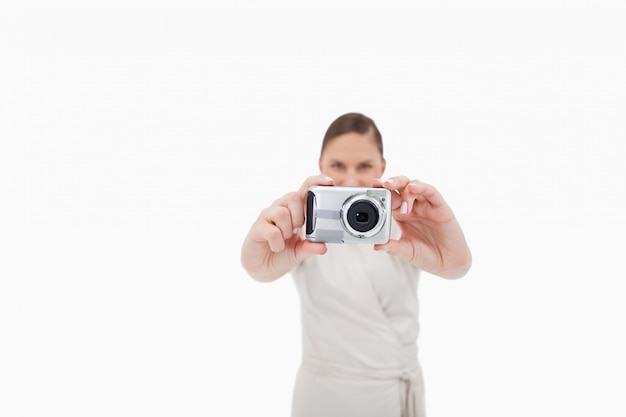 Joven empresaria tomando una foto