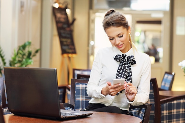 joven empresaria trabajando en cafe