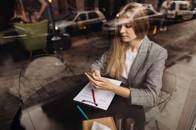 Joven empresaria trabajando en un café