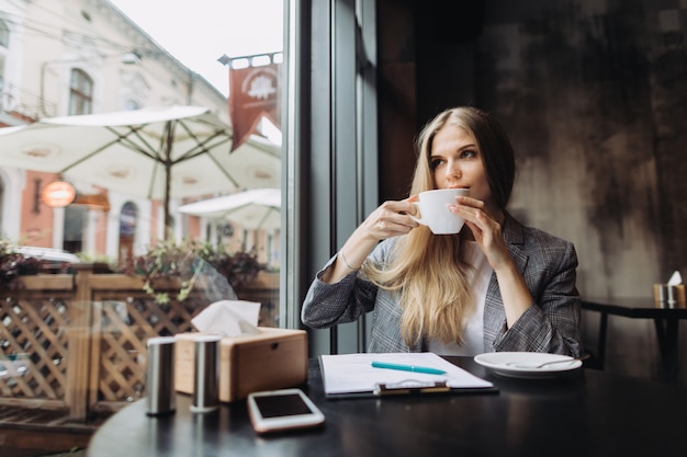 Joven empresaria trabajando en un café