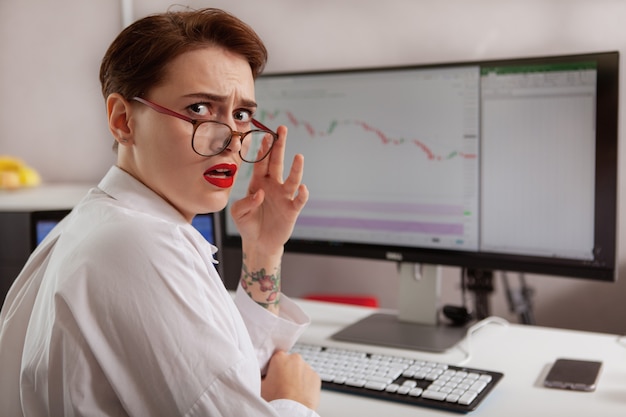 Joven empresaria trabajando en su computadora