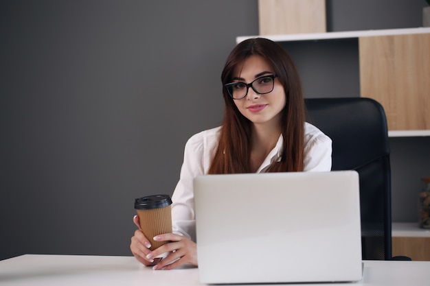 Joven empresaria trabajando en su escritorio