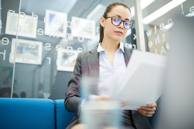 Joven empresaria trabajando