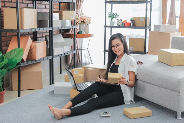 Joven empresaria usando laptop trabaja en casa