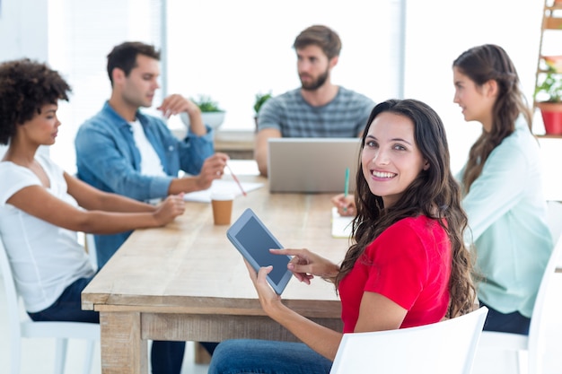 joven empresaria usando una tableta