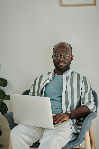 Joven empresario africano con laptop