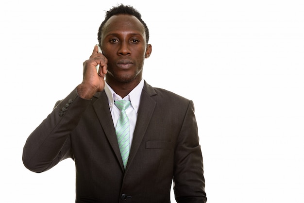 Joven empresario africano negro hablando por teléfono móvil