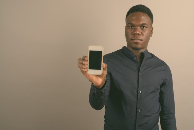 joven empresario africano con teléfono móvil