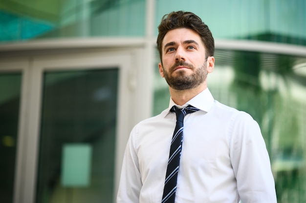 Joven empresario al aire libre en un entorno moderno