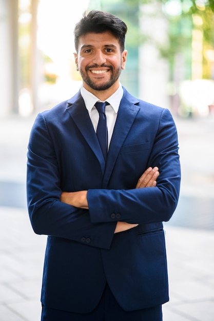 Joven empresario al aire libre en un entorno moderno