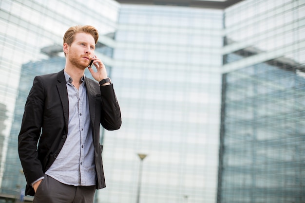 Joven empresario al aire libre