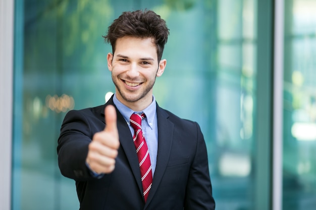 Joven empresario al aire libre