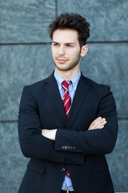 Joven empresario al aire libre