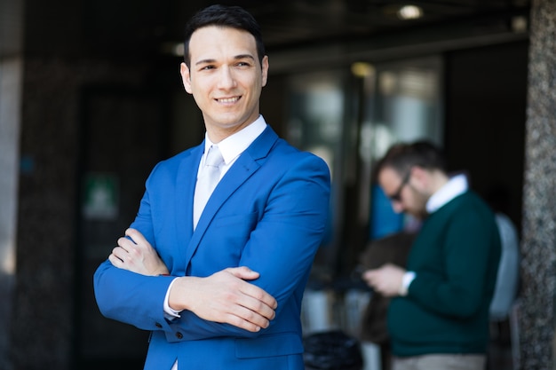 Joven empresario al aire libre