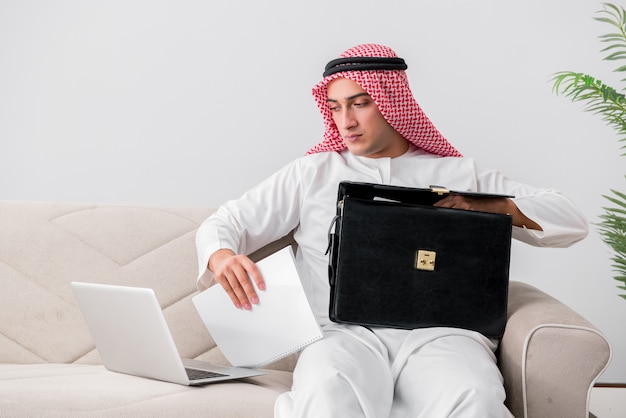 Joven empresario árabe en concepto de negocio