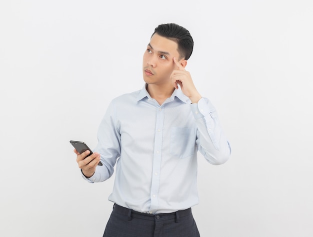 Joven empresario asiático con camisa azul