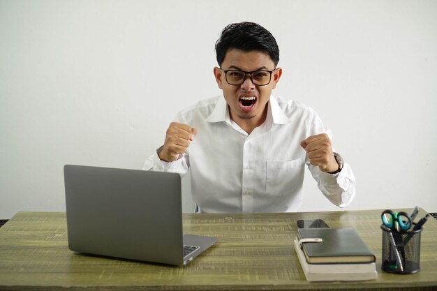 Foto joven empresario asiático en el lugar de trabajo frustrado por una mala situación usar camisa blanca con gafas