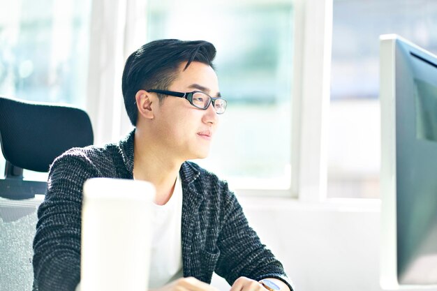 joven empresario asiático que trabaja en una oficina