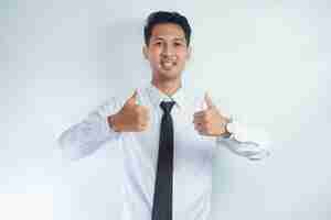 Foto joven empresario asiático sonriendo y dando dos pulgares hacia arriba