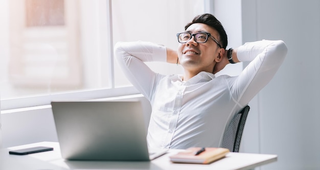 Joven empresario asiático trabajando en la oficina