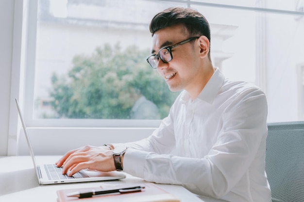 Joven empresario asiático trabajando en la oficina