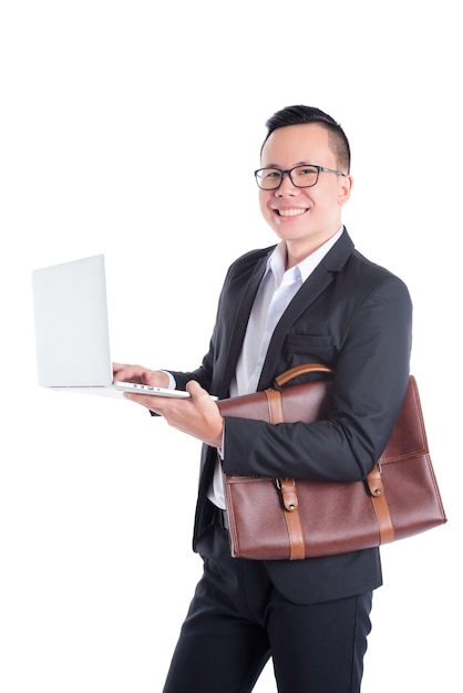 Joven empresario asiático usando la computadora portátil sobre fondo blanco