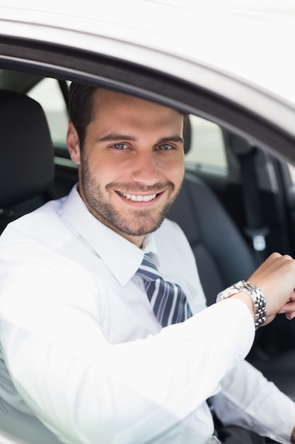 Joven empresario en el asiento del conductor