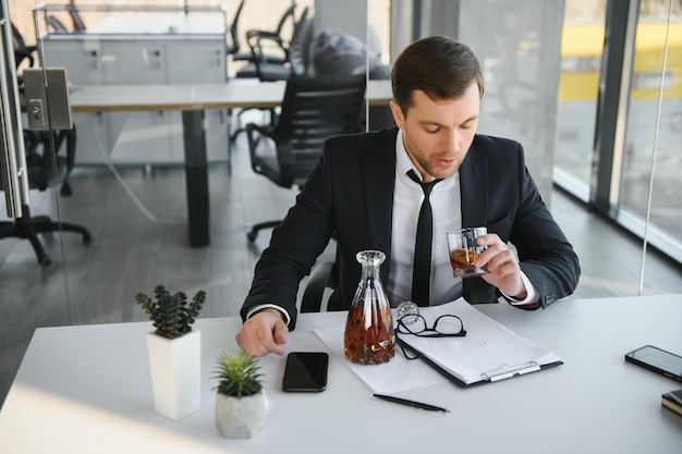 Foto joven empresario bebiendo del estrés