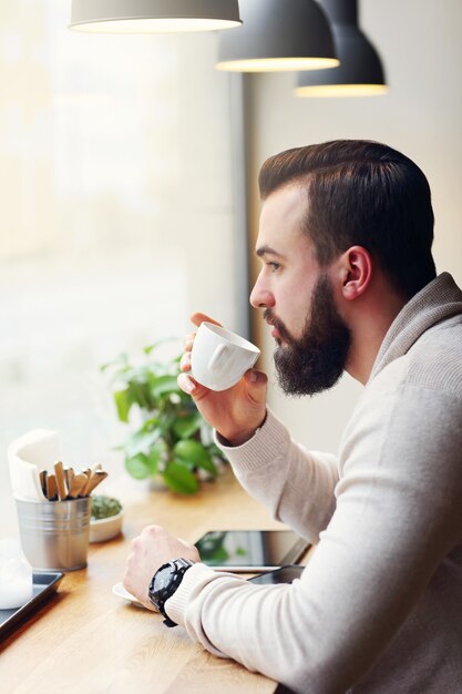 joven empresario en cafe