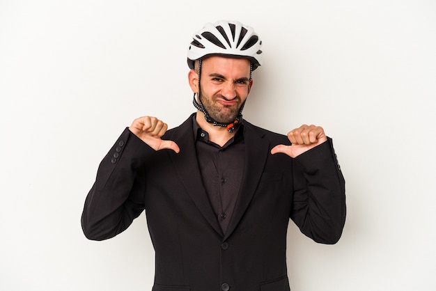 Joven empresario calvo con un casco de bicicleta aislado sobre fondo blanco se siente orgulloso y seguro de sí mismo, ejemplo a seguir.