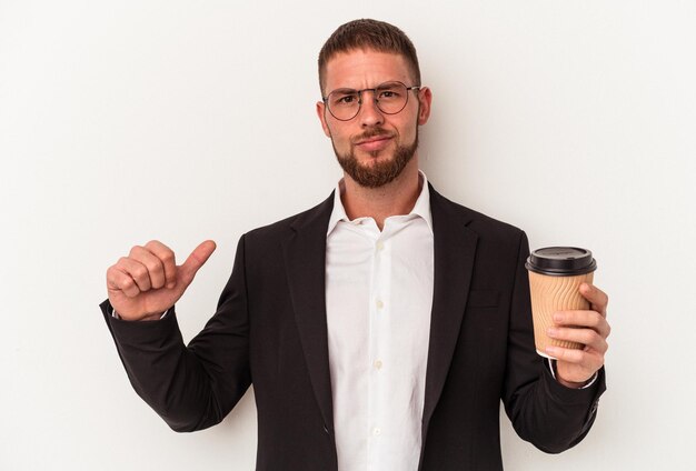 Joven empresario caucásico sosteniendo café para llevar aislado sobre fondo blanco se siente orgulloso y seguro de sí mismo, ejemplo a seguir.