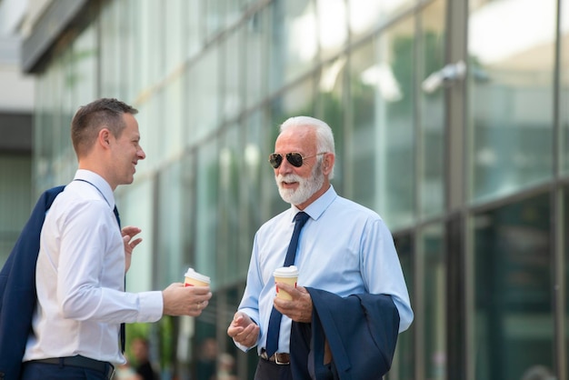 Joven empresario discutiendo algo con un hombre de negocios senior