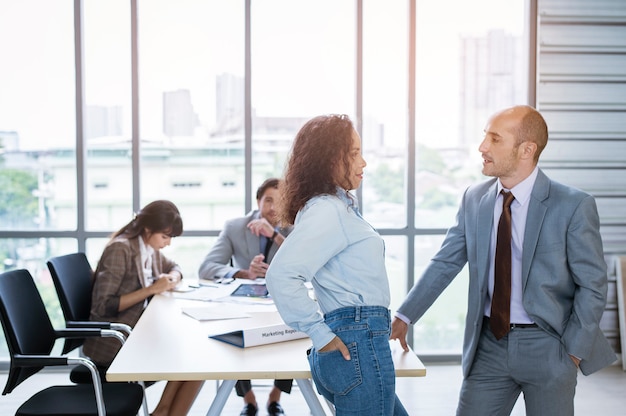 Un joven empresario discutiendo e intercambiando ideas en la oficina moderna