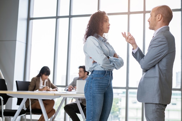 Un joven empresario discutiendo e intercambiando ideas en la oficina moderna