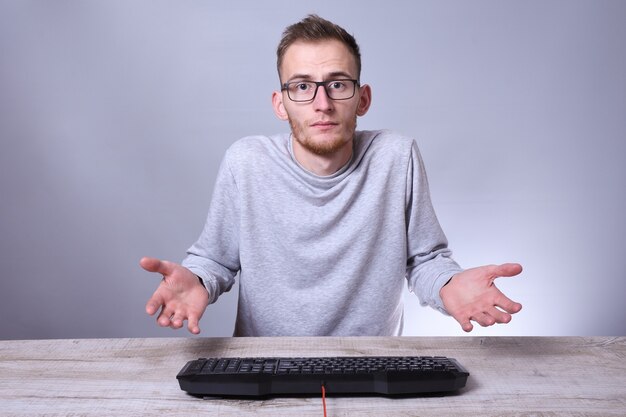 Joven empresario divertido nerd, hombre trabajando en equipo