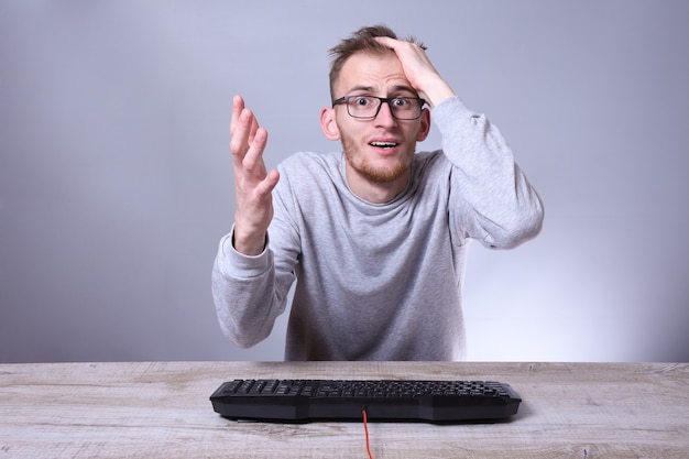 Joven empresario divertido nerd, hombre trabajando en equipo