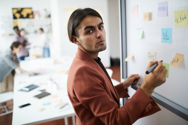 Joven empresario escribiendo a bordo