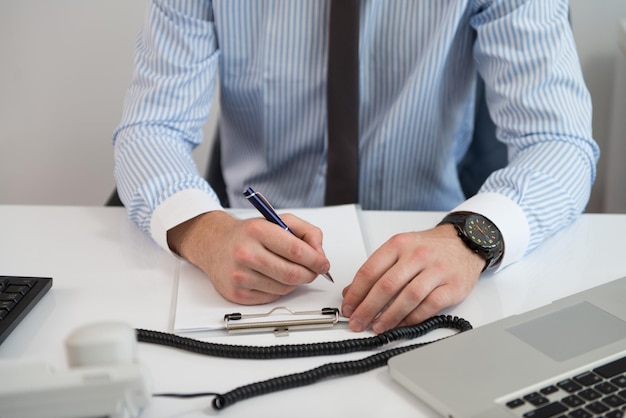 Joven Empresario Escribiendo Una Carta Cerrar Notas O Correspondencia O Firmando Un Documento O Acuerdo