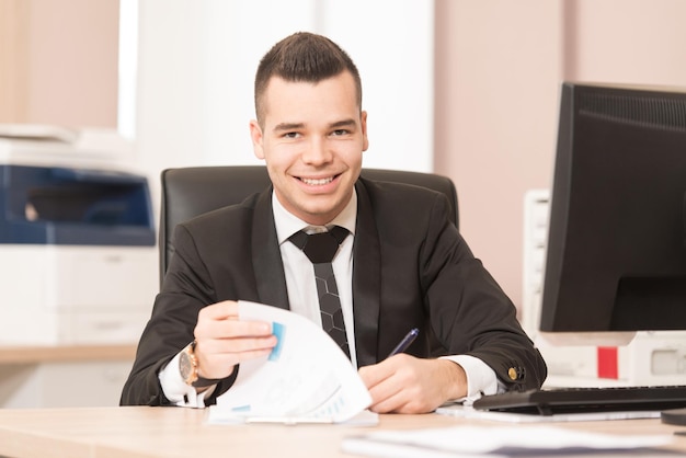 Joven Empresario Escribiendo Una Carta Notas O Correspondencia O Firmando Un Documento O Acuerdo