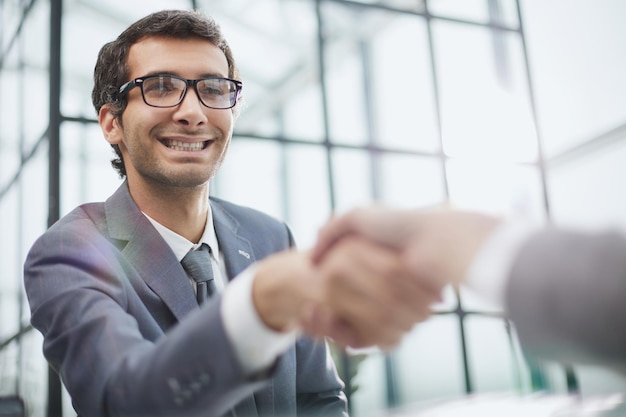 Joven empresario estrechando la mano de su pareja