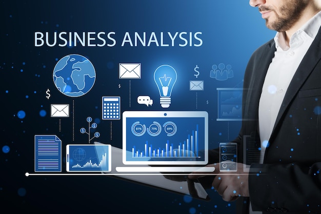 Joven empresario europeo atractivo que usa una tableta con datos financieros y un holograma contable con dispositivos y gráficos sobre fondo azul Concepto de investigación y tecnología estadística