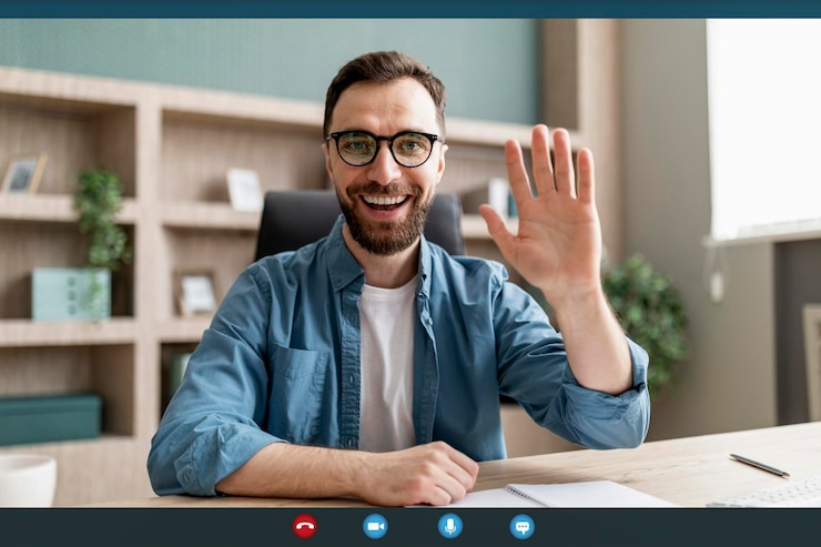 Foto joven empresario feliz haciendo videollamada desde la oficina captura de pantalla pov
