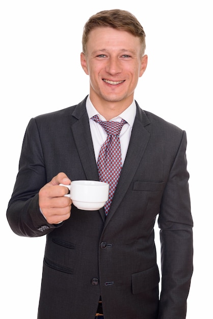 joven empresario feliz sosteniendo una taza de café