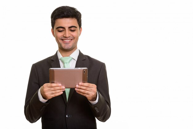 Joven empresario feliz con tableta digital