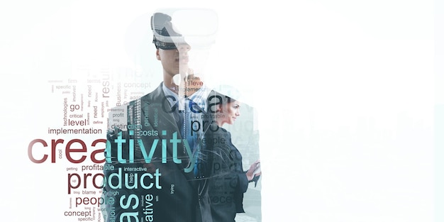 Joven empresario con gafas VR interactúa con el ciberespacio. Técnica mixta